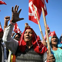 Los partidarios de All India Kisan Sabha (AIKS), y el frente de agricultores del Partido Comunista de la India (Marxista), corearon consignas durante una marcha de protesta en Noida, exigiendo la ampliación de los precios mínimos de apoyo (MSP) y otros beneficios. | Foto:MONEY SHARMA / AFP