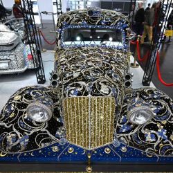 Un automóvil Citroën antiguo decorado con piedras preciosas se exhibe en el Salón del Automóvil de Essen, en Essen, Alemania occidental. | Foto:INA FASSBENDER / AFP