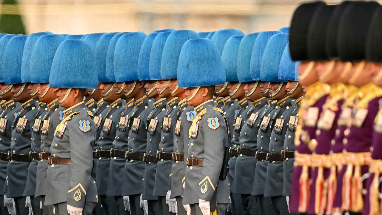 Los guardias reales tailandeses participan en el desfile y la ceremonia de juramento para conmemorar el 72 cumpleaños del rey de Tailandia, Maha Vajiralongkorn, en el Palacio Dusit de Bangkok. | Foto:MANAN VATSYAYANA / AFP