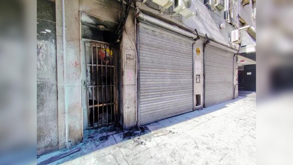 Arrojaron una bomba molotov a la puerta de la Secretaría de Niñez en Rosario