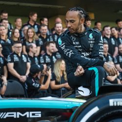 El piloto británico de Mercedes, Lewis Hamilton, se sienta en su auto cuando llega para posar para una foto grupal con su equipo antes del Gran Premio de Fórmula Uno de Abu Dhabi en el Circuito Yas Marina en Abu Dhabi. | Foto:ANDREJ ISAKOVIC / AFP