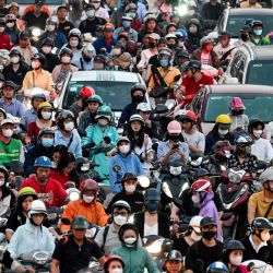 Esta foto muestra a automovilistas en una calle de Hanoi. Las autoridades de Hanoi dicen que más de dos tercios del smog venenoso que cubre la capital de Vietnam durante gran parte del año es causado por vehículos de gasolina, y las autoridades han ordenado que una cuarta parte de los vehículos de dos ruedas en todo el país deben ser eléctricos para 2030 para ayudar a combatir la contaminación del aire. | Foto:NHAC NGUYEN / AFP