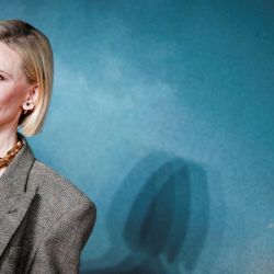 La actriz australiana Cate Blanchett posa en la alfombra roja a su llegada al estreno mundial de la película animada "El Señor de los Anillos: La Guerra de los Rohirrim" en el Odeon Luxe, en el centro de Londres. | Foto:BENJAMIN CREMEL / AFP