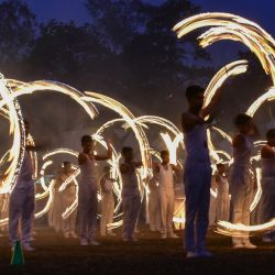Los estudiantes actúan con antorchas durante un evento en vísperas del "Día Mundial del SIDA" en Jabalpur, en el estado indio de Madhya Pradesh. | Foto:Uma Shankar Mishra / AFP