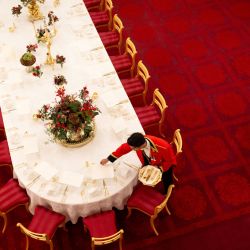 Los lacayos de mayor rango dan los toques finales a las mesas en el salón de baile del Palacio de Buckingham, en Londres, antes del banquete de Estado para el Emir de Qatar y su esposa en el Palacio de Buckingham en Londres. | Foto:Aaron Chown / POOL / AFP