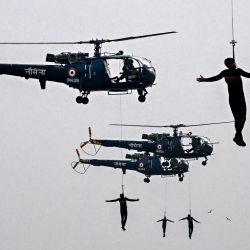 Los marineros de la Armada participan en una operación de rescate simulada durante las celebraciones del Día de la Armada en la Puerta de la India en Mumbai, India. | Foto:PUNIT PARANJPE / AFP
