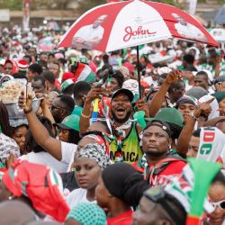 Los partidarios del expresidente de Ghana y candidato presidencial del partido Congreso Nacional Democrático (NDC), John Mahama, se reúnen durante el mitin final del NDC en Accra, antes de las elecciones presidenciales de Ghana. | Foto:OLYMPIA DE MAISMONT / AFP
