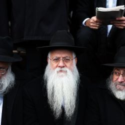 Los rabinos de Jabad-Lubavitch se reúnen frente a la sede de Jabad-Lubavitch en el distrito de Brooklyn de la ciudad de Nueva York. 6.500 rabinos y líderes judíos de más de 100 países se reunieron en Nueva York para la Conferencia Internacional de Emisarios de Jabad-Lubavitch, un evento anual destinado a fortalecer la conciencia y la práctica judía en todo el mundo. | Foto:CHARLY TRIBALLEAU / AFP
