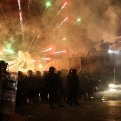 Manifestantes disparan horcas contra la policía durante el cuarto día de protestas a nivel nacional contra la decisión del gobierno de suspender las negociaciones para la adhesión a la UE en Tbilisi. | Foto:GIORGI ARJEVANIDZE / AFP