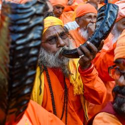 Monjes hindúes protestan para detener las atrocidades contra la comunidad minoritaria hindú de Bangladesh, en Calcuta, India. | Foto:DIBYANGSHU SARKAR / AFP
