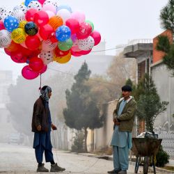 Un vendedor afgano vende globos en una calle. | Foto:Atif Aryan / AFP