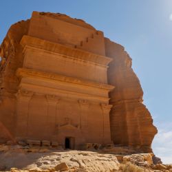 Una imagen muestra la tumba de Qasr al-Farid (El Castillo Solitario) tallada en piedra arenisca de color rosa en Madain Saleh, cerca de la ciudad de AlUla, en el noroeste de Arabia Saudita. | Foto:Ludovic Marin / POOL / AFP