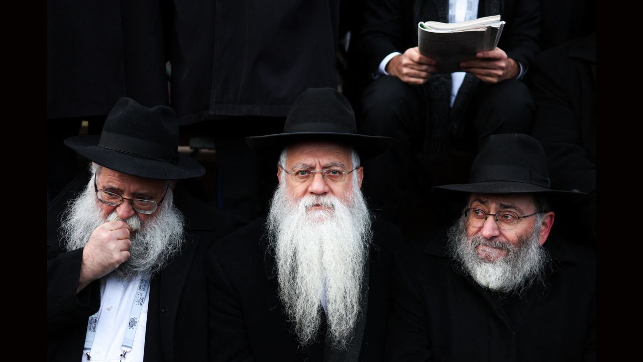 Los rabinos de Jabad-Lubavitch se reúnen frente a la sede de Jabad-Lubavitch en el distrito de Brooklyn de la ciudad de Nueva York. 6.500 rabinos y líderes judíos de más de 100 países se reunieron en Nueva York para la Conferencia Internacional de Emisarios de Jabad-Lubavitch, un evento anual destinado a fortalecer la conciencia y la práctica judía en todo el mundo. | Foto:CHARLY TRIBALLEAU / AFP