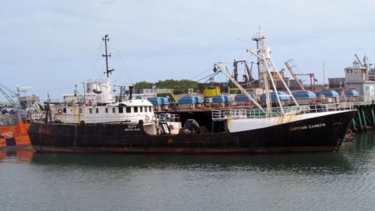 La Armada Argentina informó el hundimiento de un ex buque de investigación en la Base Naval de Mar del Plata