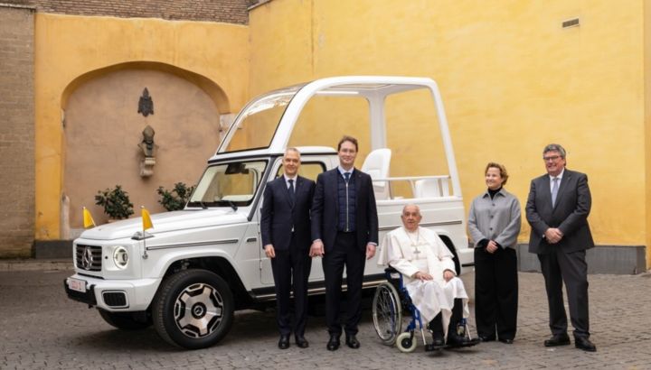 El nuevo Papamovil de Francisco es un Mercedes-Benz eléctrico