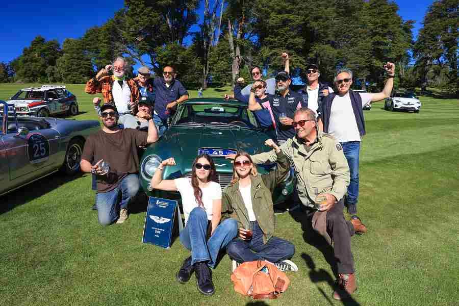 Los Oxenford y su gente en el cierre de las 1000 Millas Sport, en el Llao Llao.