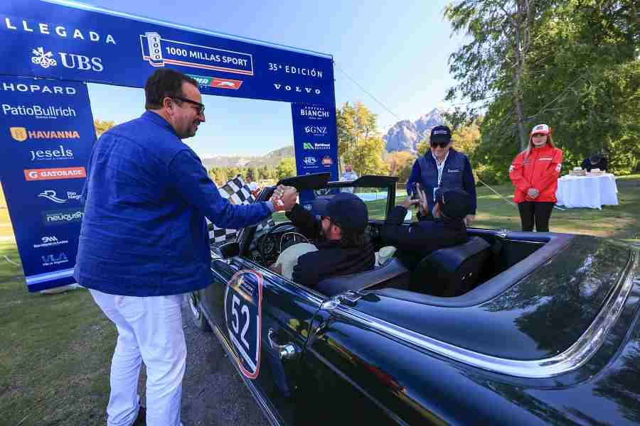 Fin de las 1000 Millas Sport. Fernando Briones –anfitrión–, saluda a Federico y Leonardo Salvai.