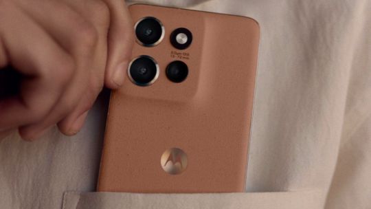 Motorola, en colaboración con Pantone, presentó el Color del Año 2025, Mocha Mousse, un cálido y sofisticado tono marrón que celebra los pequeños placeres de la vida y nuestra conexión con la naturaleza.