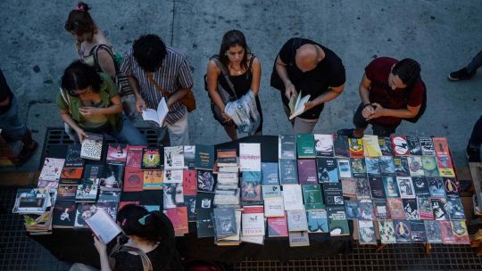 Las librerías porteñas copan la avenida Corrientes para celebrar su gran noche