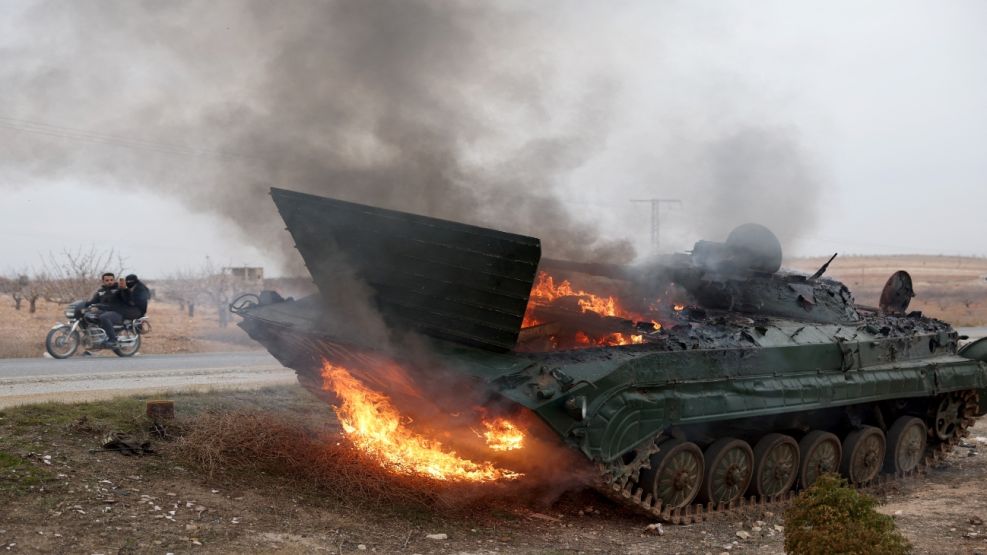 20241207 Un vehículo militar perteneciente a las fuerzas sirias 