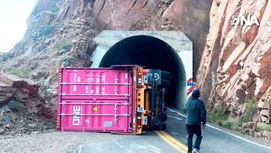 Un camión cayó sobre un auto: un muerto y cinco personas heridas