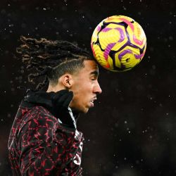 El defensor francés del Manchester United, Leny Yoro, cabecea el la pelota mientras calienta antes del partido de fútbol de la Premier League inglesa entre el Manchester United y el Nottingham Forest en Old Trafford en Manchester, noroeste de Inglaterra. | Foto:OLI SCARFF / AFP