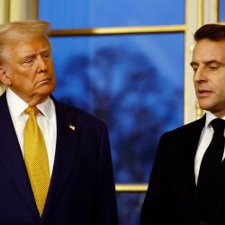 El presidente de Francia, Emmanuel Macron, habla junto al presidente electo de Estados Unidos, Donald Trump, durante una reunión en el Palacio del Elíseo en París. | Foto:Sarah Meyssonnier / POOL / AFP