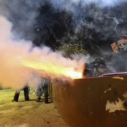 Manifestantes antigubernamentales lanzan fuegos artificiales hacia el edificio del parlamento durante un noveno día consecutivo de manifestaciones masivas contra el aplazamiento por parte del gobierno de las conversaciones de adhesión a la Unión Europea hasta 2028, en el centro de Tbilisi. | Foto:KAREN MINASYAN / AFP