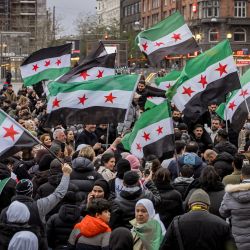 Miembros de la comunidad siria ondean banderas sirias en Copenhague, Dinamarca, mientras se reúnen para celebrar el fin del gobierno del dictador sirio Bashar al-Assad después de que los combatientes rebeldes tomaran el control de la capital siria, Damasco. | Foto:Emil Nicolai Helms / Ritzau Scanpix / AFP