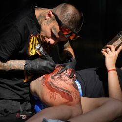 Un artista realiza un tatuaje a una mujer durante la Expo Tattoo Uruguay 2024 en el Espacio Modelo, en Montevideo, capital de Uruguay. | Foto:Xinhua/Nicolás Celaya