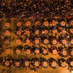 Vista aérea tomada con un dron de residentes asistiendo a un banquete grupal en una plaza, en el distrito autónomo qiang de Beichuan, en la provincia de Sichuan, en el suroeste de China. | Foto:Xinhua/Jiang Hongjing