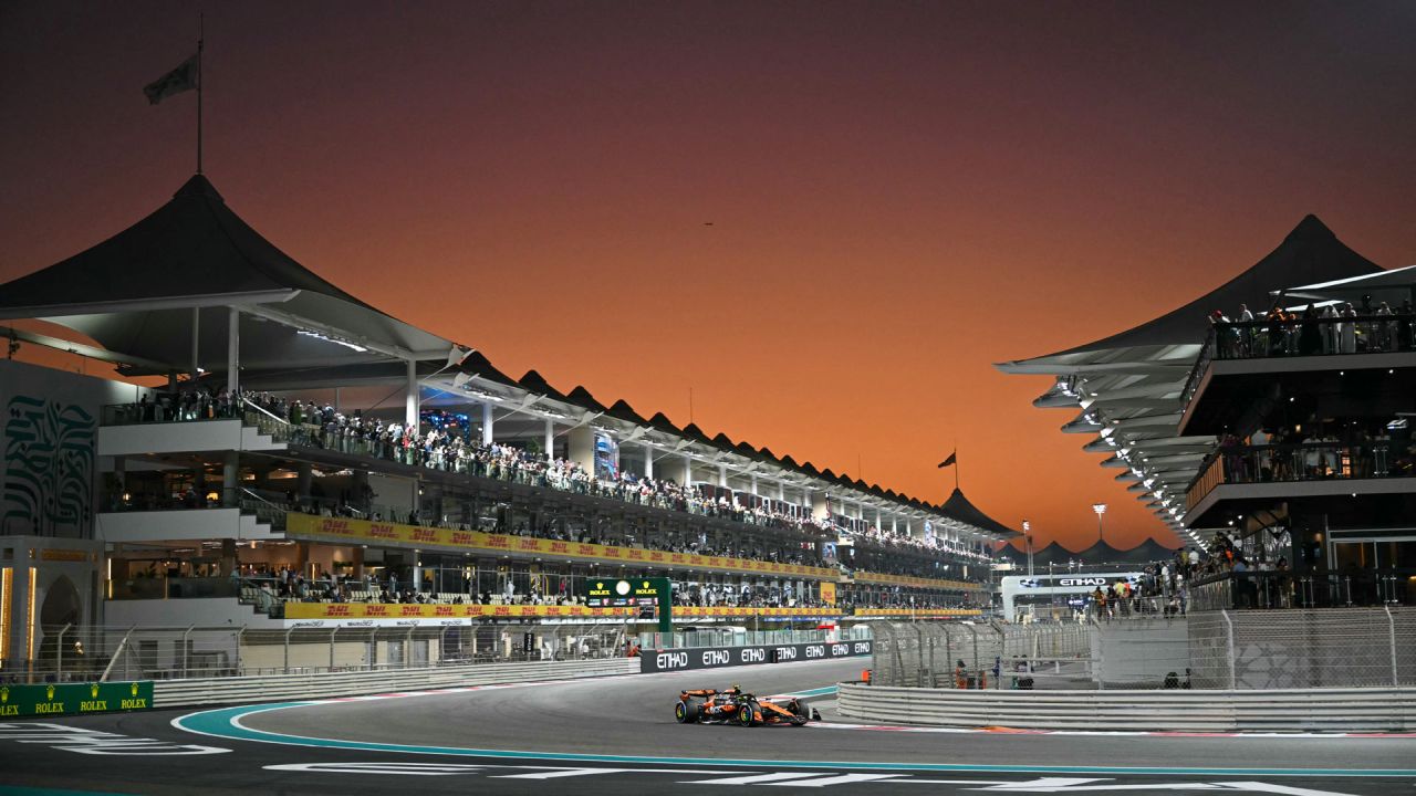 El piloto británico de McLaren, Lando Norris, conduce durante el Gran Premio de Fórmula Uno de Abu Dabi en el Circuito Yas Marina en Abu Dabi. | Foto:ANDREJ ISAKOVIC / AFP