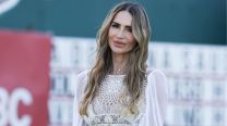 El sofisticado look de María Vázquez para el Abierto Argentino de Polo de Palermo: vestido lencero con transparencias