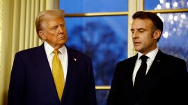 El presidente de Francia, Emmanuel Macron, habla junto al presidente electo de Estados Unidos, Donald Trump, durante una reunión en el Palacio del Elíseo en París.