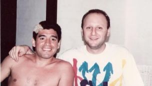 Mariano Israelit junto a Maradona