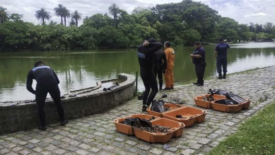 Rescatistas buscan a un hombre se tiró a los lagos de Palermo y desapareció