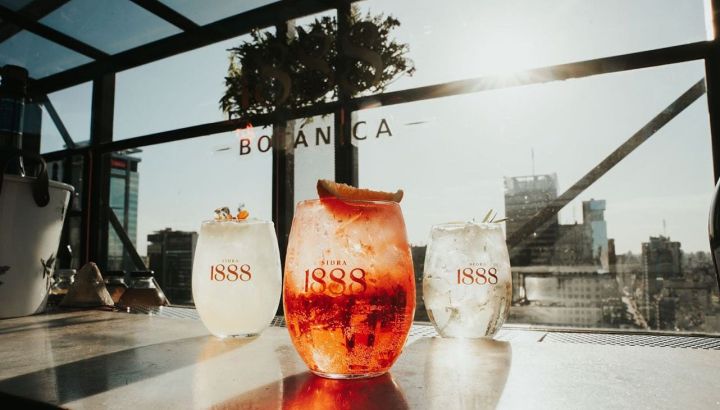 Sunset, cocktails, música y una vista única: así fue la presentación de la nueva variedad Botánica de Sidra 1888