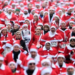 Atletas disfrazados de Papá Noel participan en la carrera divertida "Michendorfer Nikolauslauf" en Michendorf, al sur de Berlín, en el este de Alemania. | Foto:RALF HIRSCHBERGER / AFP