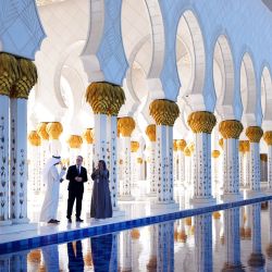 El primer ministro británico, Keir Starmer, escucha al director de la Gran Mezquita Sheikh Zayed, el general Yousef al-Obaidli, y a un guía turístico durante una visita al santuario, en Abu Dhabi, durante su visita de tres días a los Emiratos Árabes Unidos, Arabia Saudita y Chipre. | Foto:Kirsty Wigglesworth / POOL / AFP