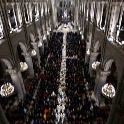 En esta exposición a baja velocidad de obturación, los miembros del clero se retiran después de la consagración del nuevo altar principal, diseñado por el artista y diseñador francés Guillaume Bardet, que reemplaza al antiguo que fue destruido en 2019, después de una misa en la catedral de Notre-Dame de París. | Foto:JULIEN DE ROSA / AFP