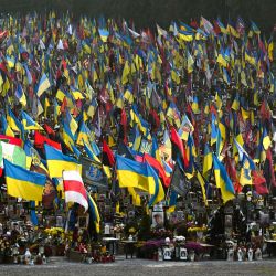 Esta fotografía muestra las tumbas de los soldados ucranianos caídos en el cementerio de Lychakiv, Día de las Fuerzas Armadas de Ucrania, en Lviv, en medio de la invasión rusa de Ucrania. | Foto:YURIY DYACHYSHYN / AFP