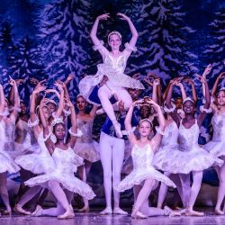 Los miembros de la compañía Dance Centre Kenya (DCK) actúan en el escenario durante El cascanueces en el Teatro Nacional de Kenia en Nairobi. | Foto:LUIS TATO / AFP