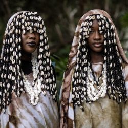 Modelos posan para un retrato antes del desfile final de la Semana de la Moda de Dakar en el Parc Hann, Dakar. | Foto:JOHN WESSELS / AFP