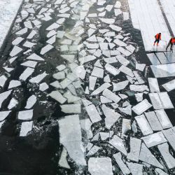 Vista aérea tomada con un dron de trabajadores recolectando hielo del río Songhua, en Harbin, capital de la provincia de Heilongjiang, en el noreste de China. A medida que comienza la temporada de recolección de hielo, se cortan y elevan cubos de hielo del congelado río Songhua para construir paisajes en las atracciones turísticas que atraviesan la ciudad. La más destacada de ellas es el Mundo de Hielo y Nieve de Harbin, un conocido parque temático estacional de la ciudad que goza de gran popularidad cada invierno. | Foto:Xinhua/Zhang Tao