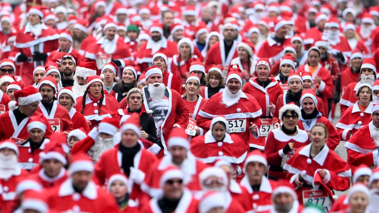 Atletas disfrazados de Papá Noel participan en la carrera divertida "Michendorfer Nikolauslauf" en Michendorf, al sur de Berlín, en el este de Alemania. | Foto:RALF HIRSCHBERGER / AFP