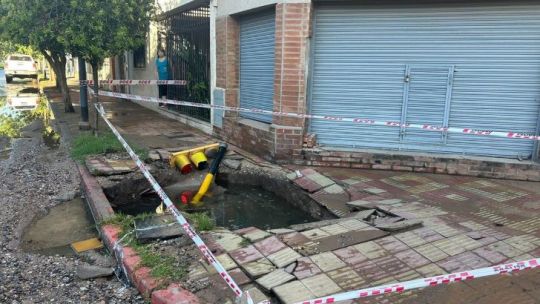 Córdoba: un socavón "tragó" un semáforo en barrio Pueyrredón