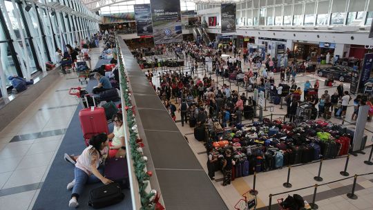 A pesar de que viajaron menos argentinos al exterior, la balanza turística volvió a ser negativa en julio según el INDEC