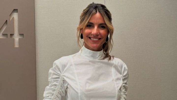 El elegante look rojo de María Belén Ludueña en la gala de beneficio de la fundación del Teatro Colón