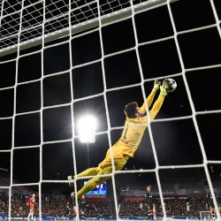 El arquero brasileño del Liverpool, Alisson Becker, se lanza para atajar la pelota durante el partido de fútbol de la fase de liga de la UEFA Champions League entre el Girona FC y el Liverpool FC en el estadio Montilivi en Girona. | Foto:Josep Lago / AFP