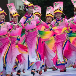 Imagen de estudiantes del grupo étnico Qiang, realizando una danza en una plaza, en el distrito autónomo de la etnia qiang de Beichuan, en la provincia de Sichuan, en el suroeste de China. | Foto:Xinhua/Jiang Hongjing